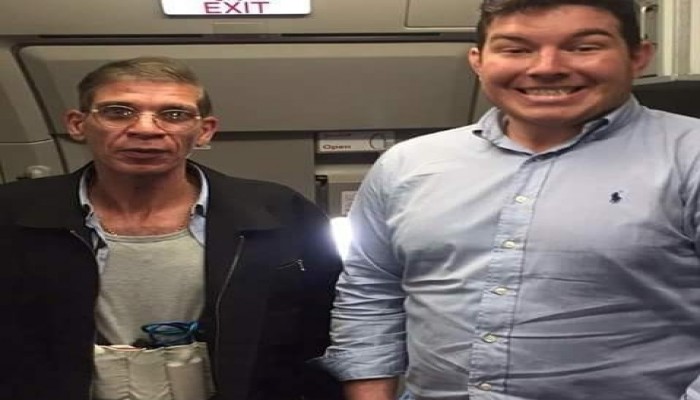 أحد ركاب الطائرة المصرية يلتقط صورة ''سيلفي'' مع المختطف(صورة)