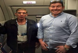 بالصور.. "ديلي ميل" تكشف هوية ملتقط "السيلفي" مع خاطف الطائرة