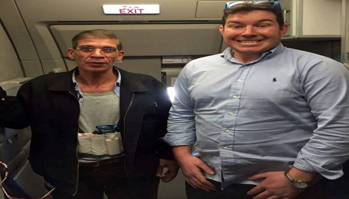 بالصور.. "ديلي ميل" تكشف هوية ملتقط "السيلفي" مع خاطف الطائرة