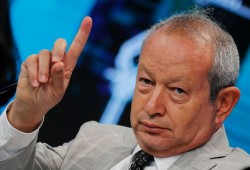 ساويرس مهاجما نظام السيسي : "بيطالبونا نصبح على مصر بجنيه ومؤسسات الدولة تهدر ملايين الأموال"