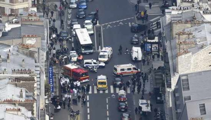 انفجار باريس : إصابة 5 أشخاص وإخلاء المبنى موقع الحادث