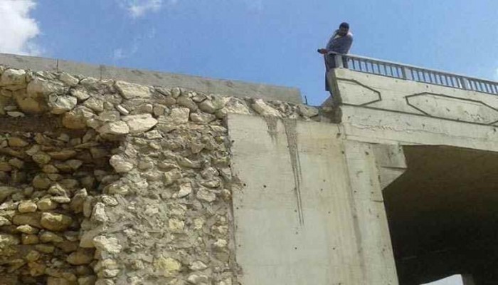 كوبري المحلة ينهار مجددا بعد ترميمة "ليلا" وإصابة عامل