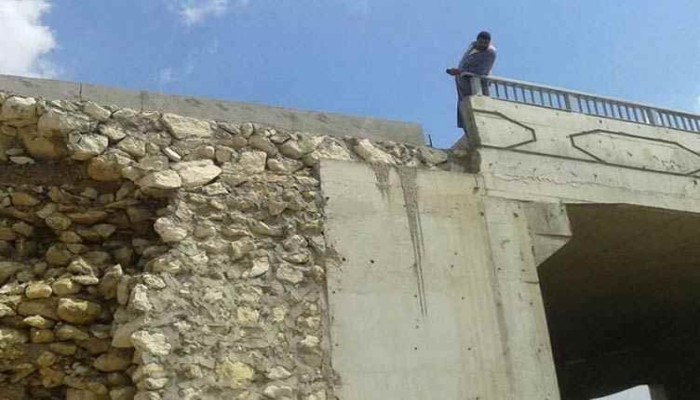 كوبري المحلة ينهار مجددا بعد ترميمة "ليلا" وإصابة عامل
