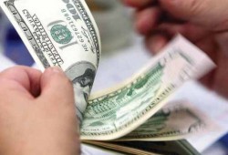 الصرافة تتجاهل المركزي.. والدولار يقفز 5 قروش