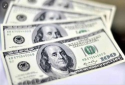 خبير اقتصادي يتوقع خفضا جديدا للجنيه المصري بنسبة 10%