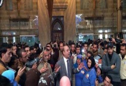 واصفين الادارة "بمجلس النهب".. العاملين بـ"السكة الحديد" يتجمهرون داخل محطة مصر لصرف رواتبهم