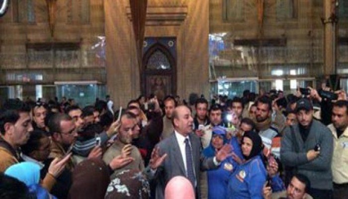 واصفين الادارة "بمجلس النهب".. العاملين بـ"السكة الحديد" يتجمهرون داخل محطة مصر لصرف رواتبهم