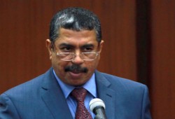 إقالة رئيس الحكومة اليمنية خالد بحاح .. وتعيين "الأحمر" نائبا للرئيس