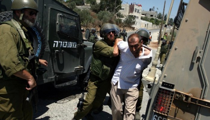 الاحتلال يعتقل فلسطينيين بالضفة بينهم قيادي في حركة “حماس”