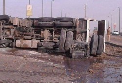 توقف حركة المرور بدائري الوراق بعد انقلاب مقطورة