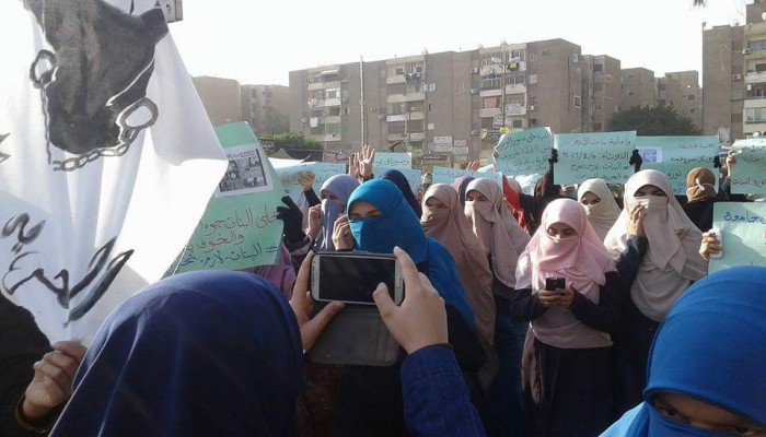 طالبات الأزهر ينظمن فعالية مفاجئة تندد باستمرار اعتقال الفتيات والنساء بسجون الانقلاب