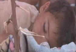 الموت يحصد 7 أطفال في الفلوجة بسبب الجوع والقصف بالبراميل