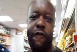 بريطاني يسيء لمنتقبة ويصفها بـ"باتمان"