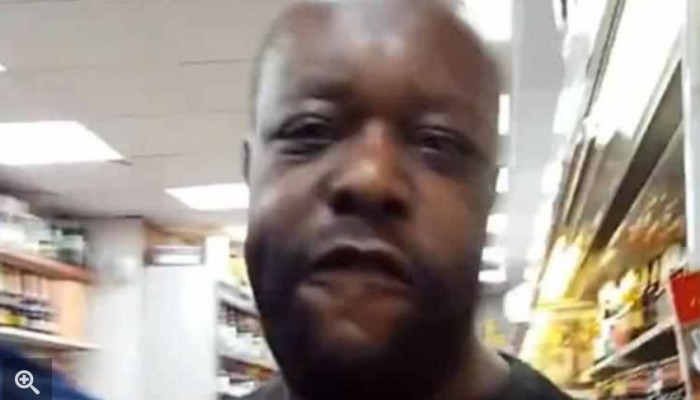 بريطاني يسيء لمنتقبة ويصفها بـ"باتمان"