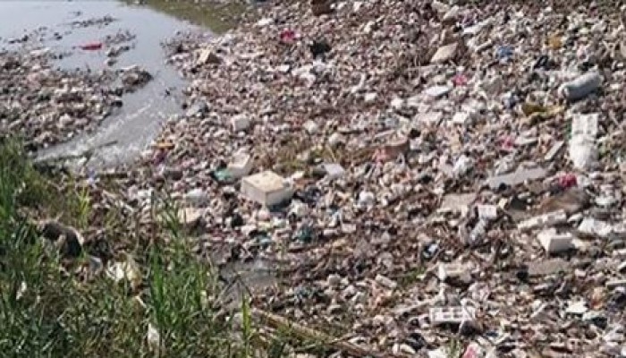 تراكم القمامة وسط مياه الري بقرية في الدقهلية والمسؤلون نيام