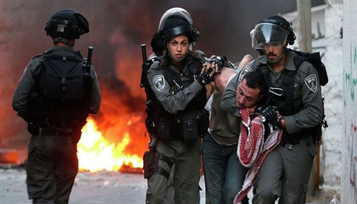 اعتقال 12 فلسطينيًّا ومصادرة مطبعة بالضفة الغربية