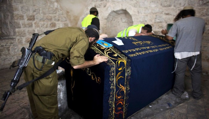 حشد من المستوطتنين الصهاينة يقتحمون قبر النبي يوسف .. واعتقال واصابة فلسطينيين