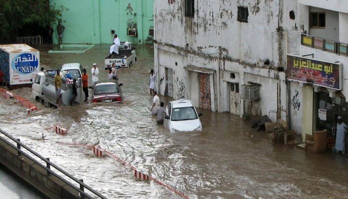 سيول تجرف عشرات السيارات بالسعودية .. فيديو