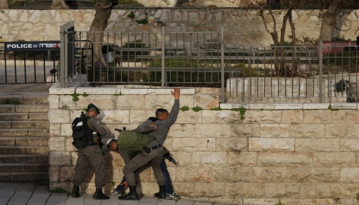 انفجار جرافة صهيونية شرق مدينة غزة.. واعتقال مواطنين بالضفة