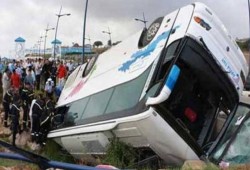 إصابة 36 شخصاً في انقلاب أتوبيس على طريق رأس غارب