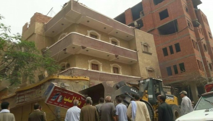 بالصور.. قوات أمن السيسي تزيل محلات تجارية بالفيوم وتعتقل بعض أصحابها