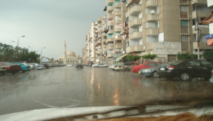 الأمطار تغرق شوارع بورسعيد وإغلاق المحال التجارية