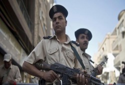 قاضي بعسكرية قنا يقمع معتقلين بسبب دعائهم على الظالمين بقاعة المحكمة !