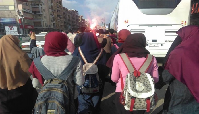 شباب ضد الإنقلاب تتظاهر بجوار مبني محافظة البحيرة وترفع شعار "عواد باع أرضك"