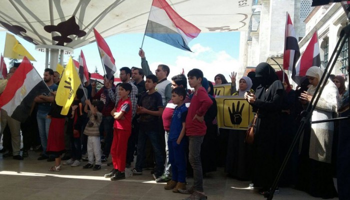 بالصور .. أحرار تركيا يتضامنون مع ثوار مصر فى جمعة "أرضك عرضك‬"