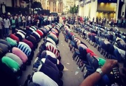 صلاة المغرب من أمام نقابة الصحفيين (صور)