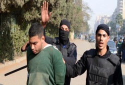 اعتقال 10 شباب بأسوان خلال تظاهرات منددة بالتنازل عن "تيران وصنافير"