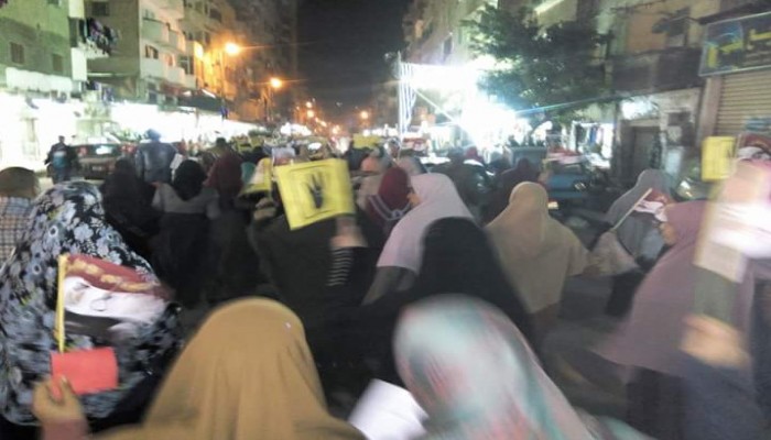 مسيرة ليلية لثوار منطقة الرمل بالإسكندرية تندد ببيع الأراضى المصرية