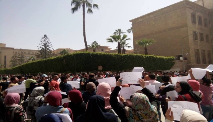 تظاهرات حاشدة بجامعتي الاسكندرية وطنطا تحت عنوان "الطلاب مش هتبيع"