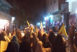 متظاهرو بني سويف يرفعون لافتات (اصحي شوية يا بلد.. السيسي باع البلد)