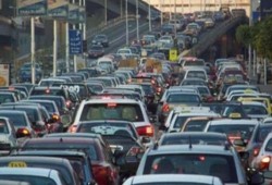 شلل مروري أعلى "دائري المعادي" بعد انقلاب مقطورة محملة بالزيت