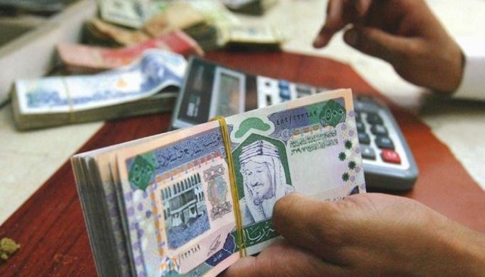 موسم العمرة يرفع الريال السعودي لـ3.50 جنيه في السوق السوداء