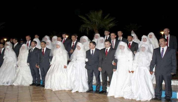 "تضامن الانقلاب" تجبر عرائس يتيمات على خلع فساتين الزفاف بالشارع