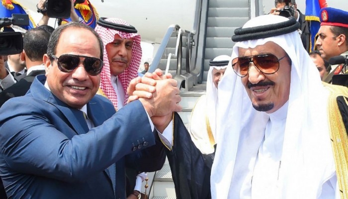 كاتبة سعودية: السيسي قدم جزيرتي تيران وصنافير رشوة لأنه لا يحظى بشرعية