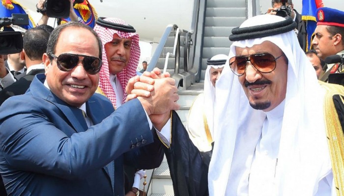 كاتبة سعودية: السيسي قدم جزيرتي تيران وصنافير رشوة لأنه لا يحظى بشرعية