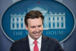 البيت الأبيض يرد على تلويح السعودية ببيع أصولها في أمريكا