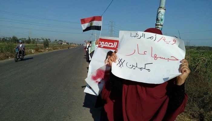 دمياط :  سلسلة بشرية لحرائر كفر سعد رفضا للانقلاب