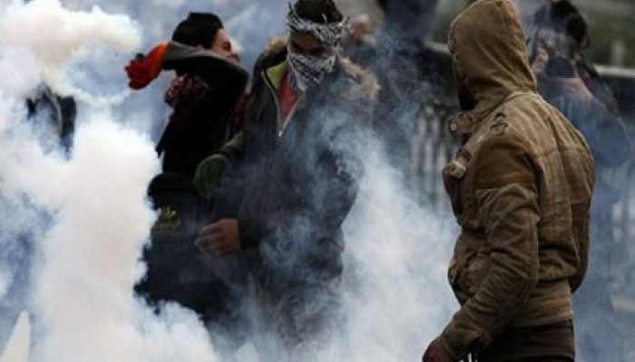 أمن الانقلاب يطلق الغاز على مشجعي الأهلي أمام استاد برج العرب