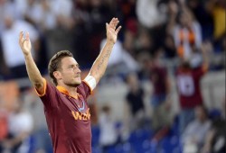 شاهد بكاء جماهير العاصمة من أجل "ملك روما" .. "توتي" 40 عاما وعطاء مستمر (فيديو)