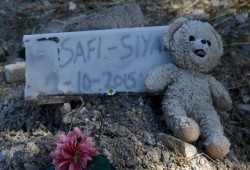 عامل في مقبرة للمهاجرين باليونان: لم أعد أحتمل دفن المزيد من الأطفال