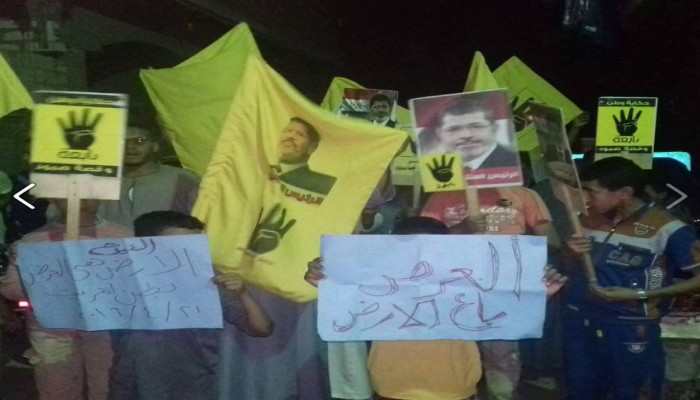 مسيرة ليلية بيوسف الصديق تندد ببيع أراضى مصر