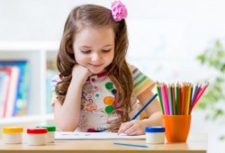 هل استخدام الطفل ليده اليمنى أو اليسرى له دلالات بشأن وظائفه العقلية؟