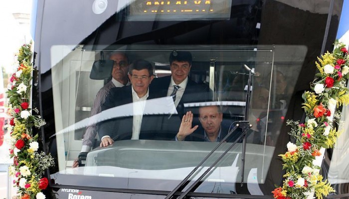 أردوغان يدشن خط ترام جديد في مدينة أنطاليا