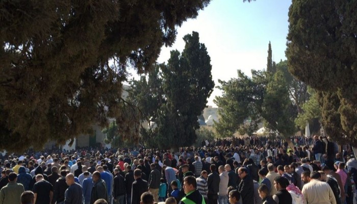عشرات الآلاف يؤدون صلاة الجمعة في الأقصى