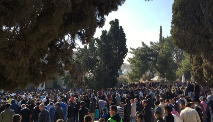 عشرات الآلاف يؤدون صلاة الجمعة في الأقصى