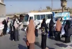 زوجات ونجلات معتقلي العقرب‬ يقطعون طريق الأوتوستراد